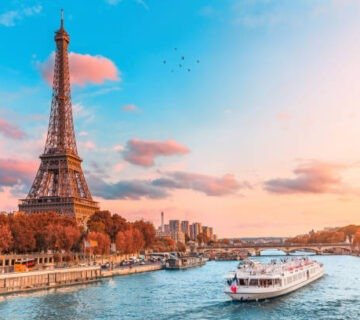برج إيفل في مدينة باريس أحد أشهر المعالم السياحية في فرنسا ووجهة مفضلة للمسافرين من السعودية.