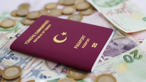 مسافر سعودي يستعد للسفر إلى تركيا بعد استيفاء متطلبات الدخول