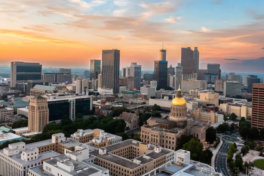 ماذا تشمل عروض جورجيا شامل الطيران من وكالة وجهات؟