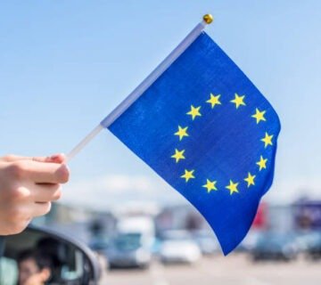 مسافر يحمل جواز سفر أثناء التقديم على اسهل فيزا شنغن من السعودية للمقيمين للسفر إلى أوروبا