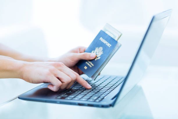 مستندات وجواز سفر ونموذج طلب تأشيرة يوضح خطوات استخراج التأشيرات من السعودية عبر مكتب وجهات