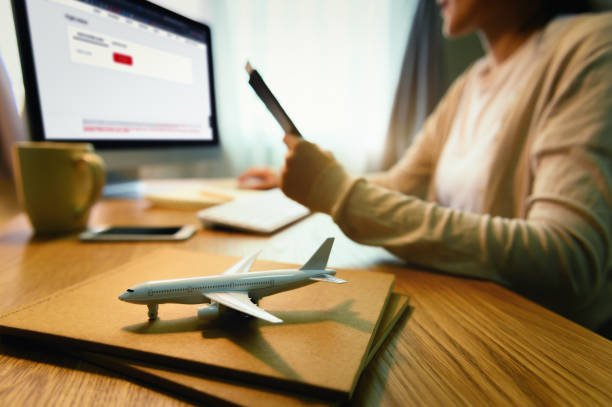 عميل يحجز تذاكر طيران عبر مكتب حجز طيران بالرياض مع وكالة وجهات