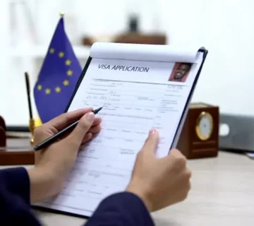 مسافر سعودي يستعد للتقديم على فيزا شنغن للسعوديين مع تجهيز مستندات السفر