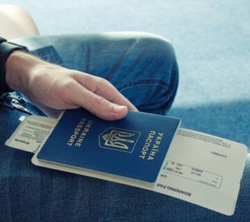 مسافر سعودي يستعد لاستخراج تأشيرة جورجيا مع تجهيز جواز السفر والمستندات المطلوبة عبر وكالة وجهات.
