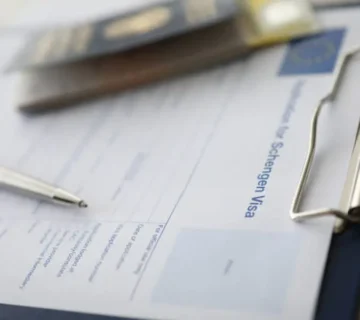 المستندات المطلوبة للحصول على فيزا شنغن من السعودية وتشمل جواز السفر والتأمين الطبي وحجوزات السفر.