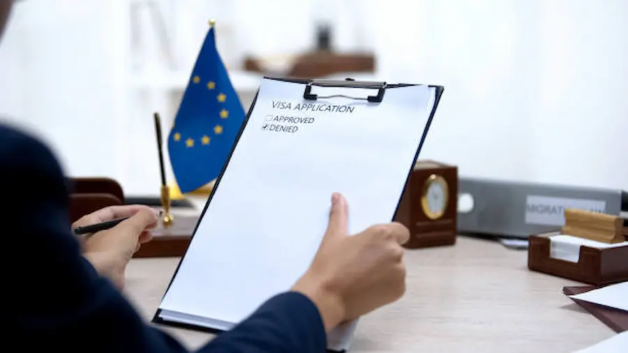 شخص يجهز مستندات فيزا شنغن للسعوديين مع جواز السفر والأوراق المطلوبة لتقديم طلب مكتمل.
