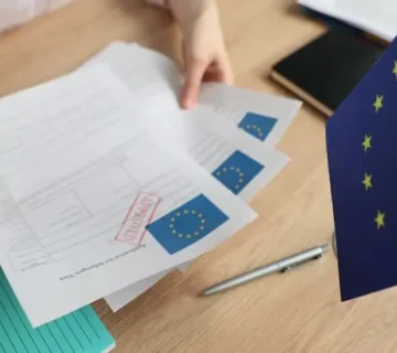 متقدم يراجع مستندات طلب تأشيرة شنغن لتجنب أسباب رفض تأشيرة الشنغن وزيادة فرص القبول.