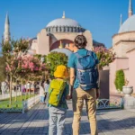 عائلة تتنزه على واجهة البوسفور في إسطنبول